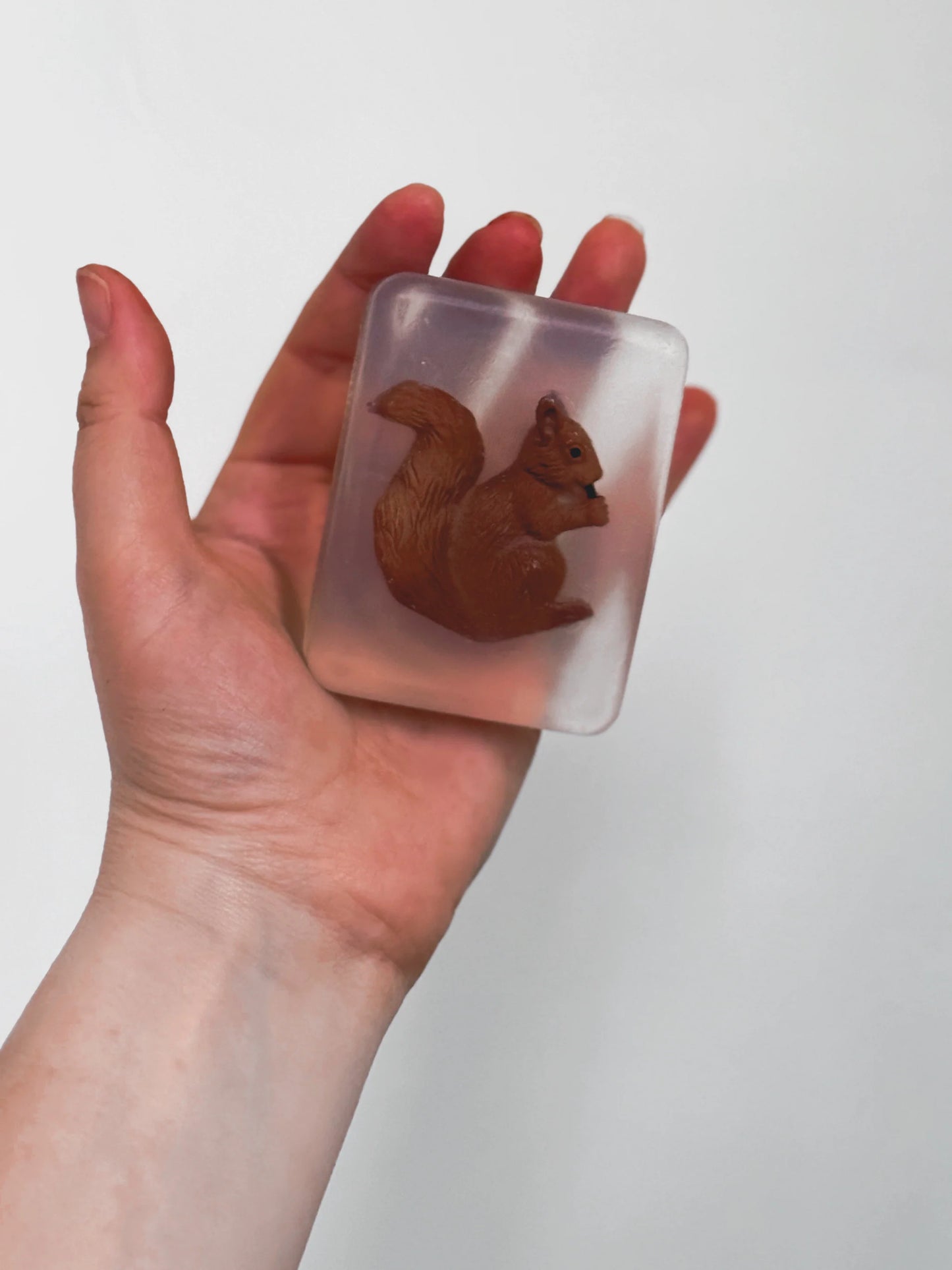 Savon Transparent Artisanal avec Figurine Écureuil