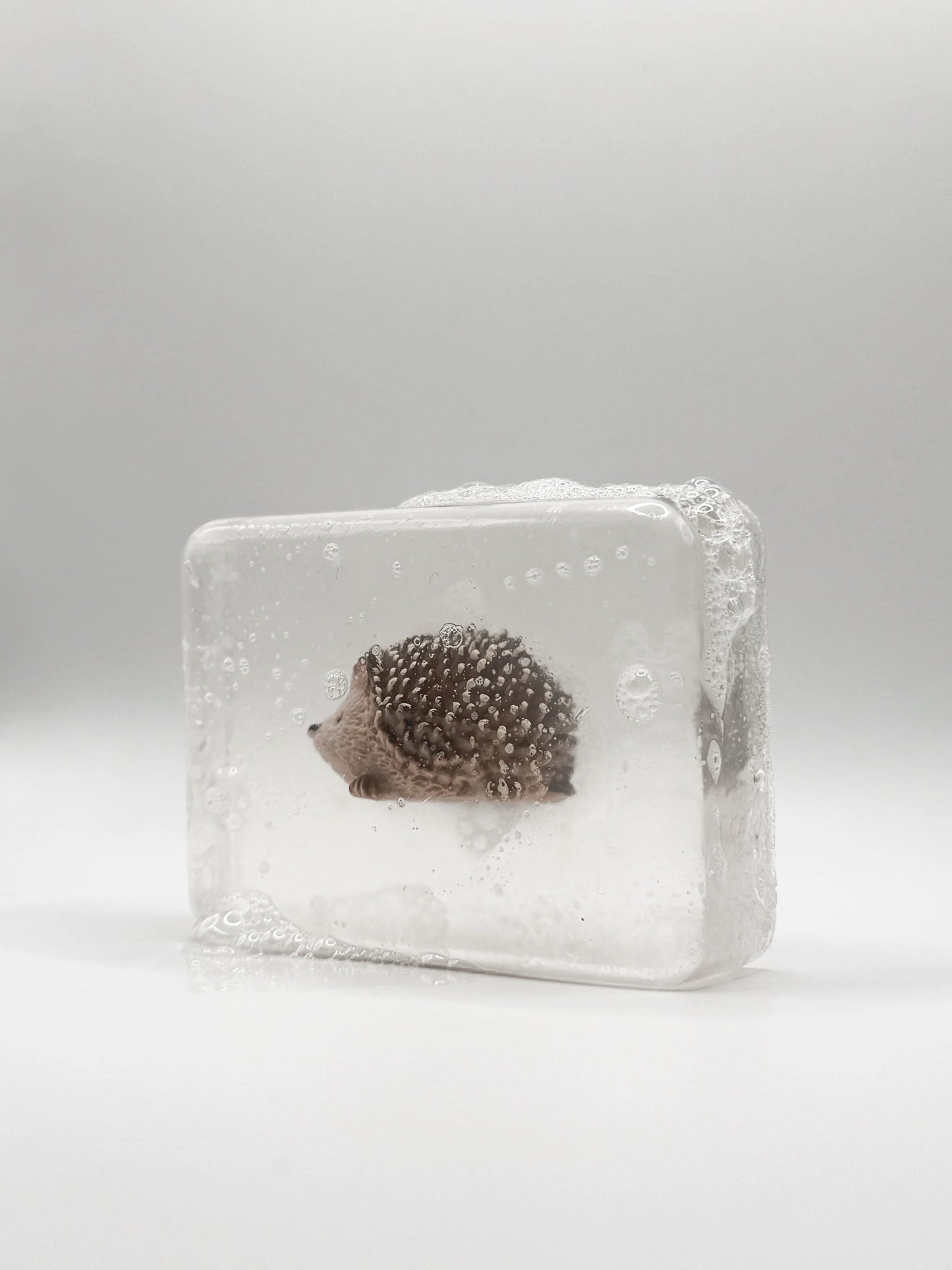 Savon Transparent Artisanal avec Figurine Hérisson