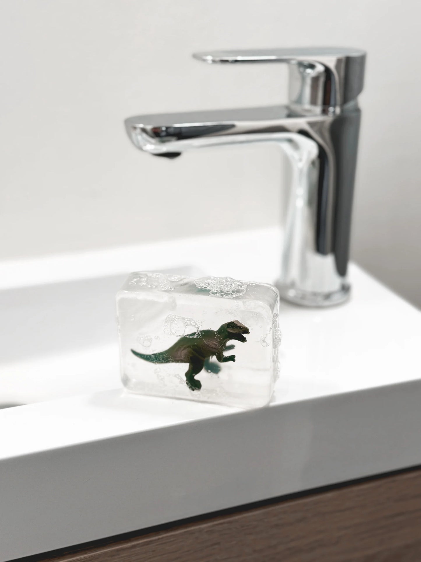Savon Transparent Artisanal avec Figurine Dinosaure T-Rex