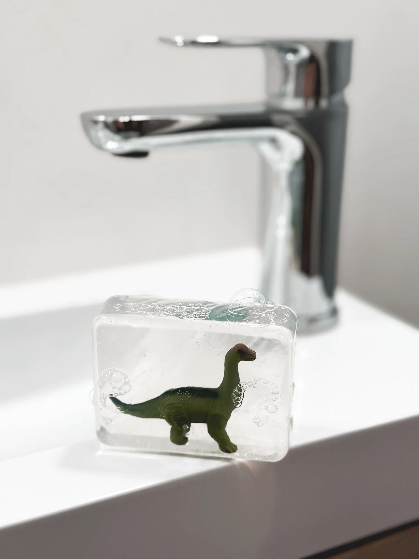Savon Transparent Artisanal avec Figurine Dinosaure Diplodocus