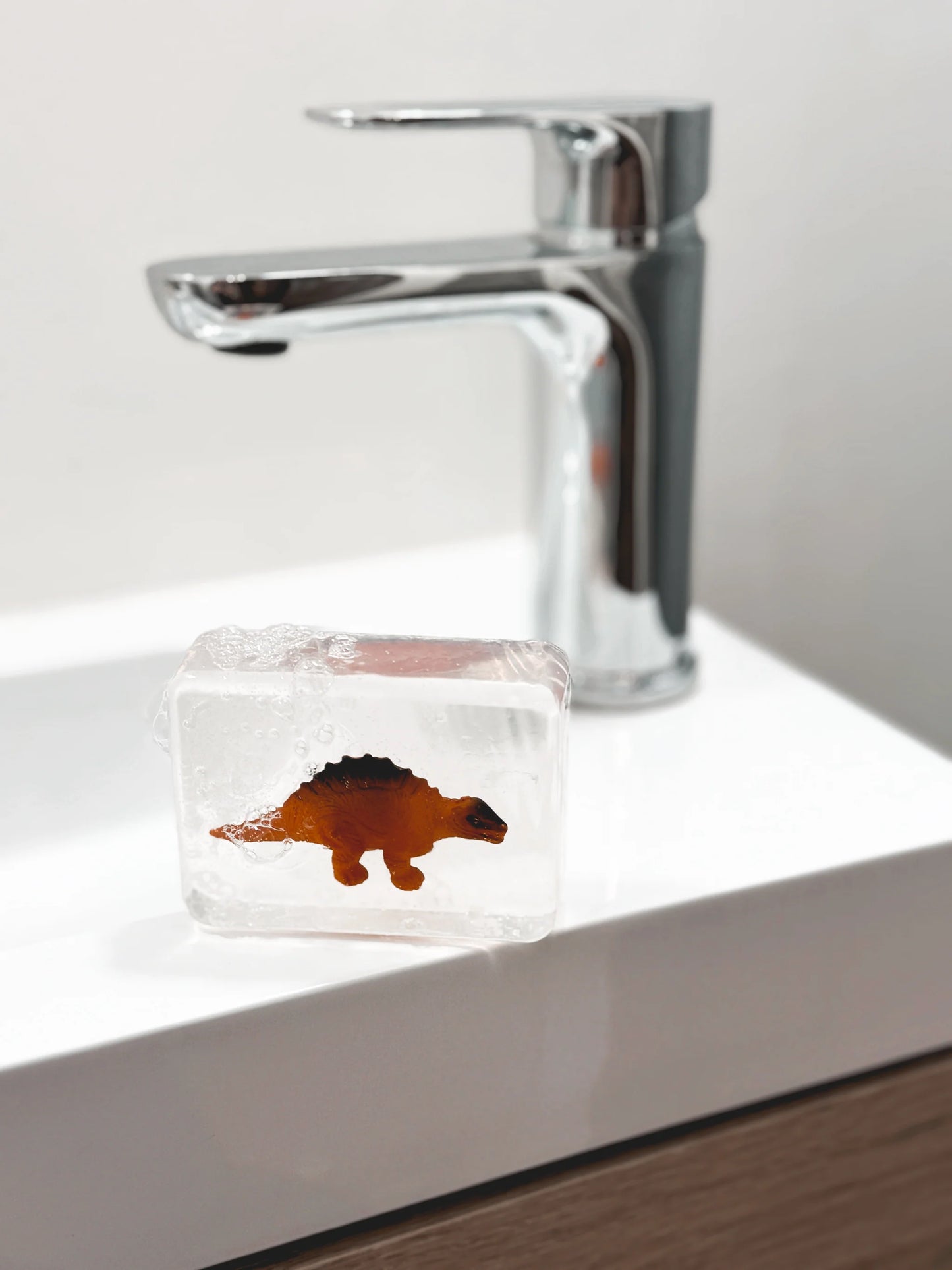 Savon Transparent Artisanal avec Figurine Dinosaure Stegosaurus