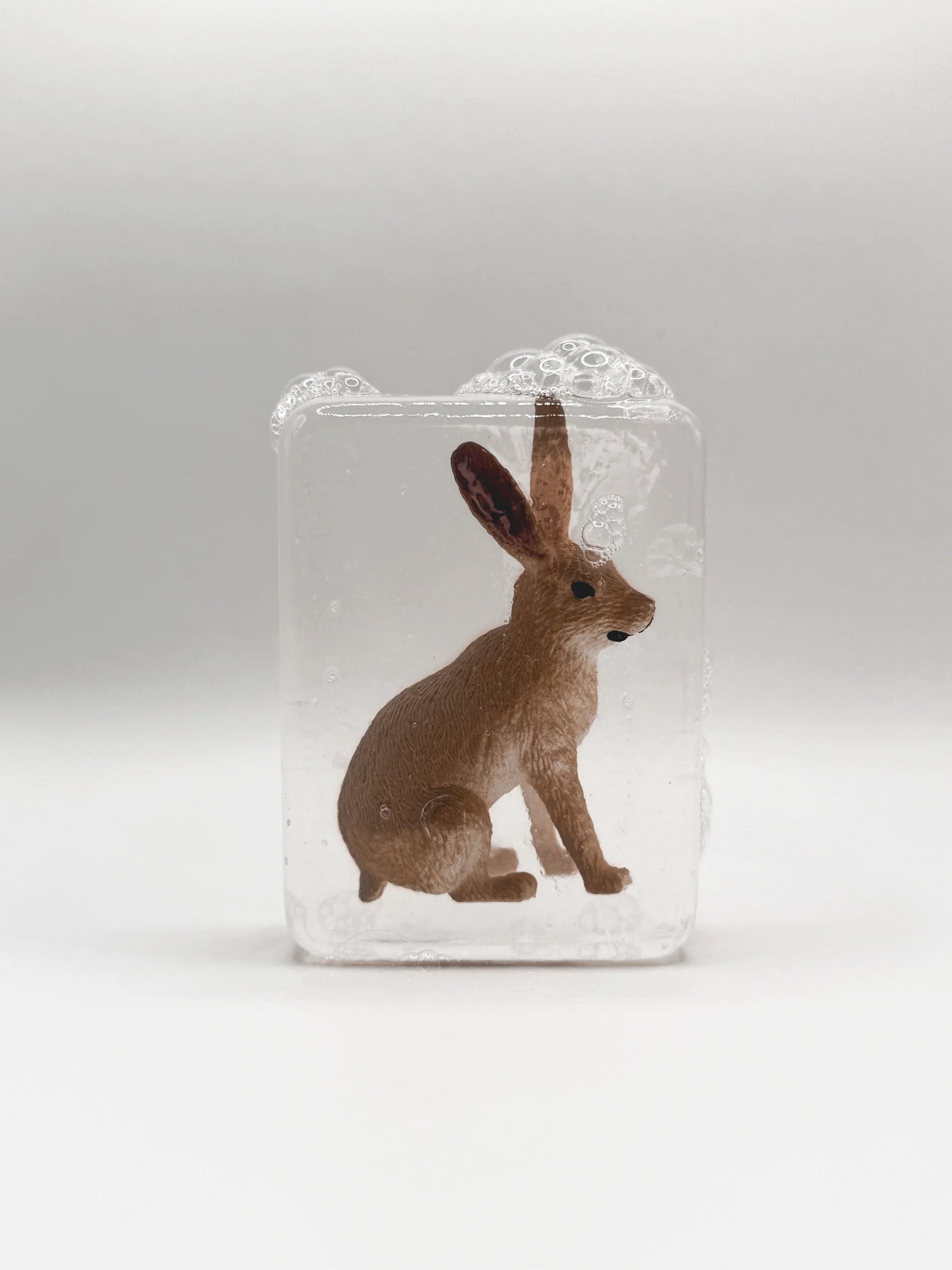Savon Transparent Artisanal avec Figurine Lièvre
