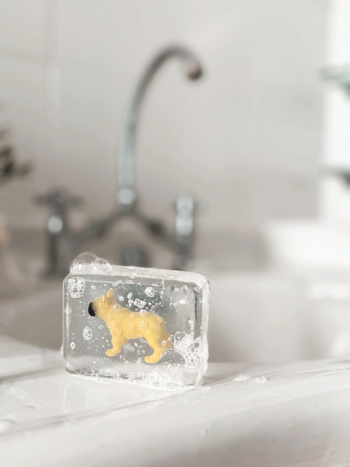 Savon Transparent Artisanal avec Figurine Bouledogue français