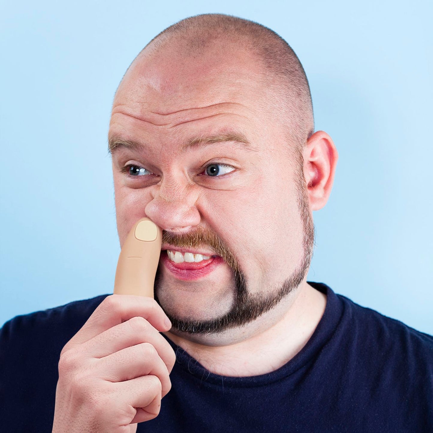 Tondeuse doigt dans le nez