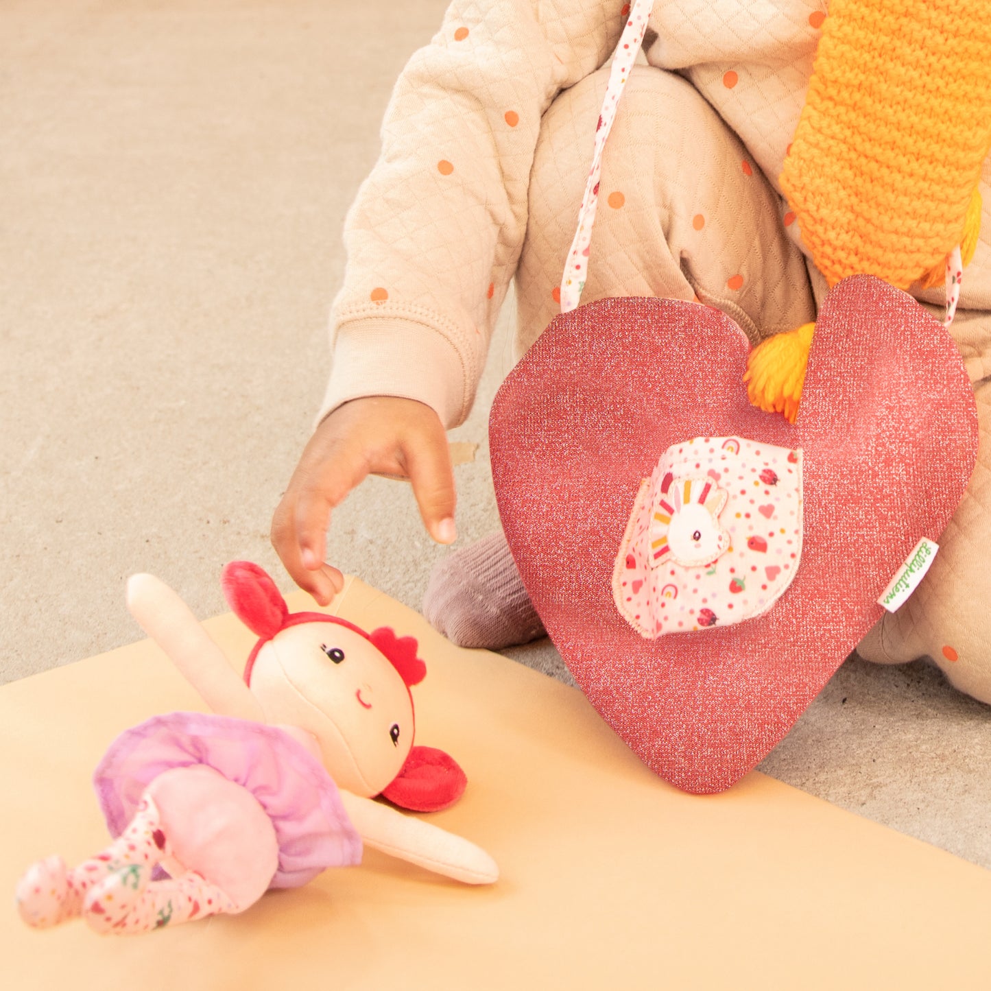 Poupée Aline avec sac coeur