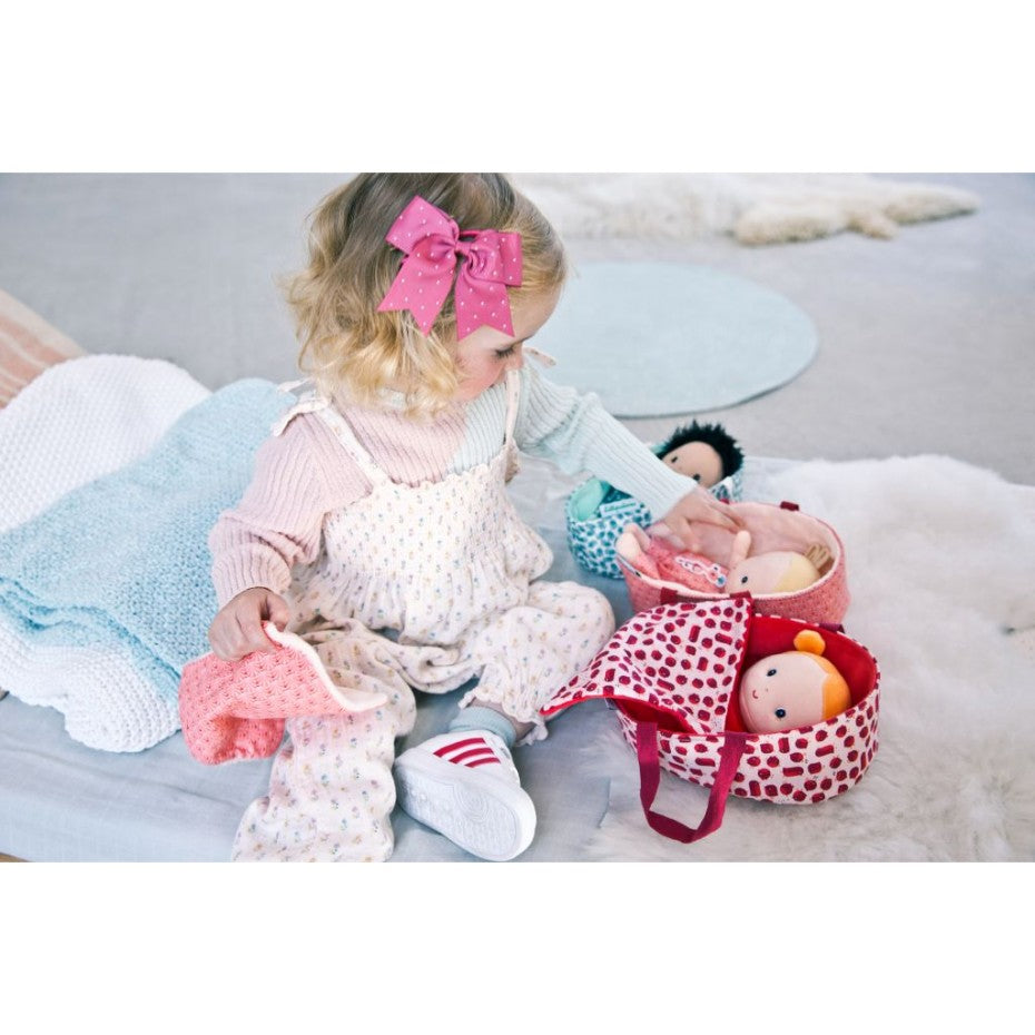 Bébé Anaïs et son couffin