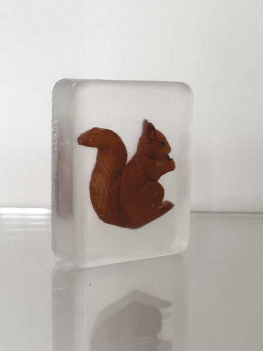 Savon Transparent Artisanal avec Figurine Écureuil