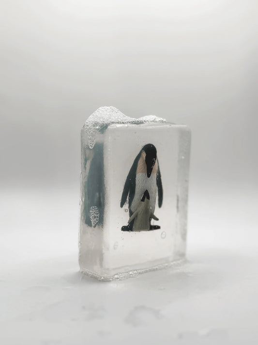 Savon Transparent Artisanal avec Figurine bébé et maman Pingouin