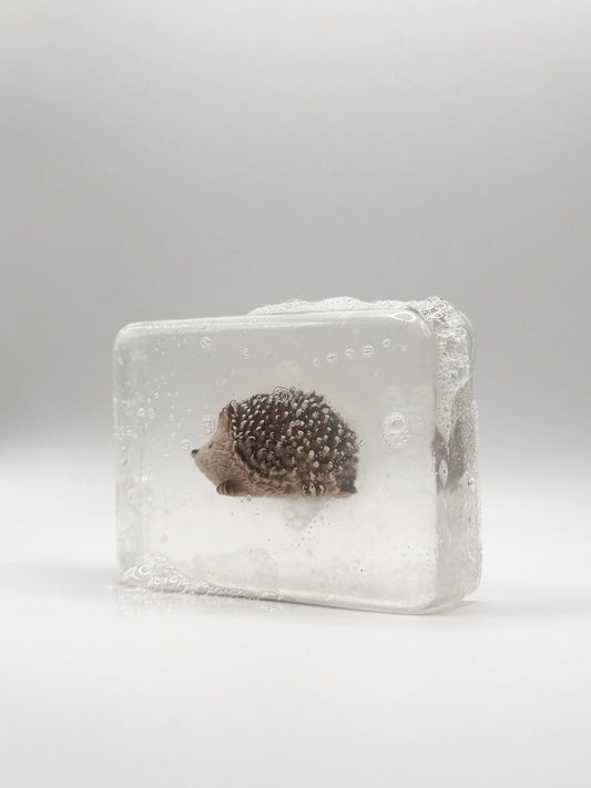 Savon Transparent Artisanal avec Figurine Hérisson